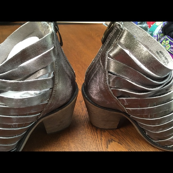 FREE PEOPLE leather ankle boot Euro 37 US 7. In a bronze brushed wornlook design - Picture 3 of 9